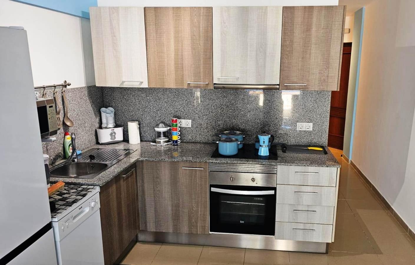 Blue Bay Paradise - Beach Front Apartment With Sea View Плая Параизо Екстериор снимка